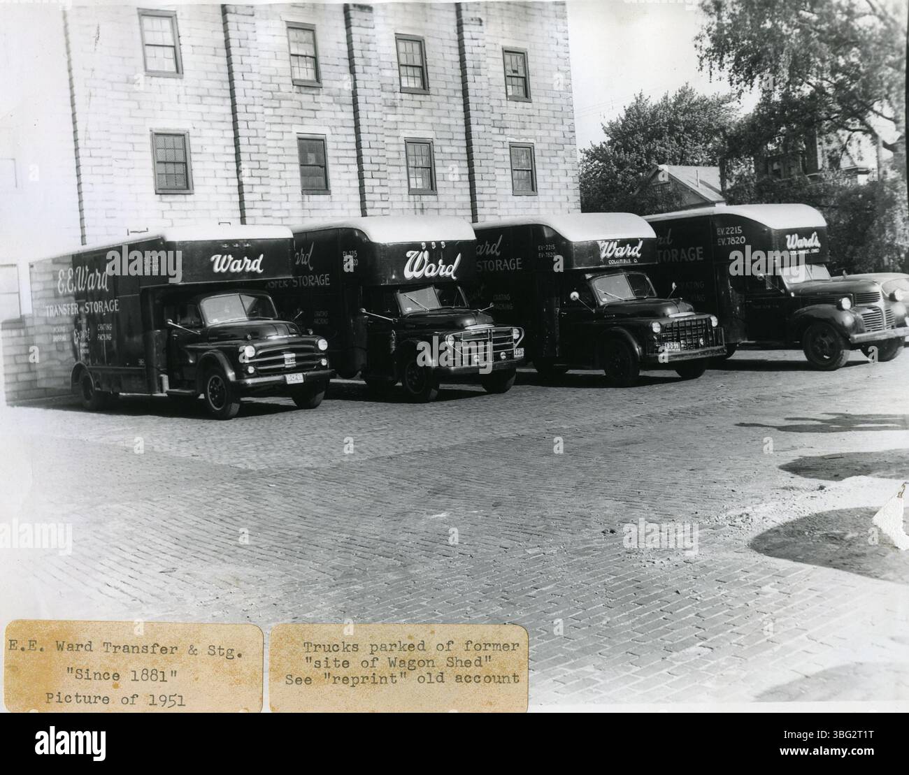 Im Jahr 1951 sind die fahrenden Lastwagen von E.E. Ward auf dem ehemaligen Gelände eines Wagenschuppens abgebildet. Die E.E. Ward Moving and Storage Company, eines der ältesten afroamerikanischen Unternehmen, verfolgt ihre Geschichte bis ins späte 19. Jahrhundert und bedient lokale Gemeinden mit Transportdienstleistungen. Stockfoto