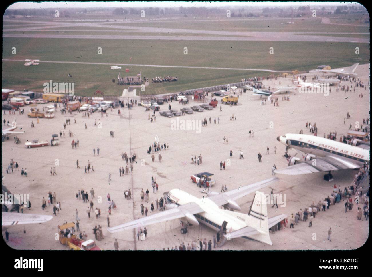 Dieses Bild zeigt Passagiere, die während der Einweihung von Port Columbus Flugzeuge besteigen. Er hebt die Aktivität und Bedeutung des Flughafens während seiner Eröffnungszeit hervor. Stockfoto