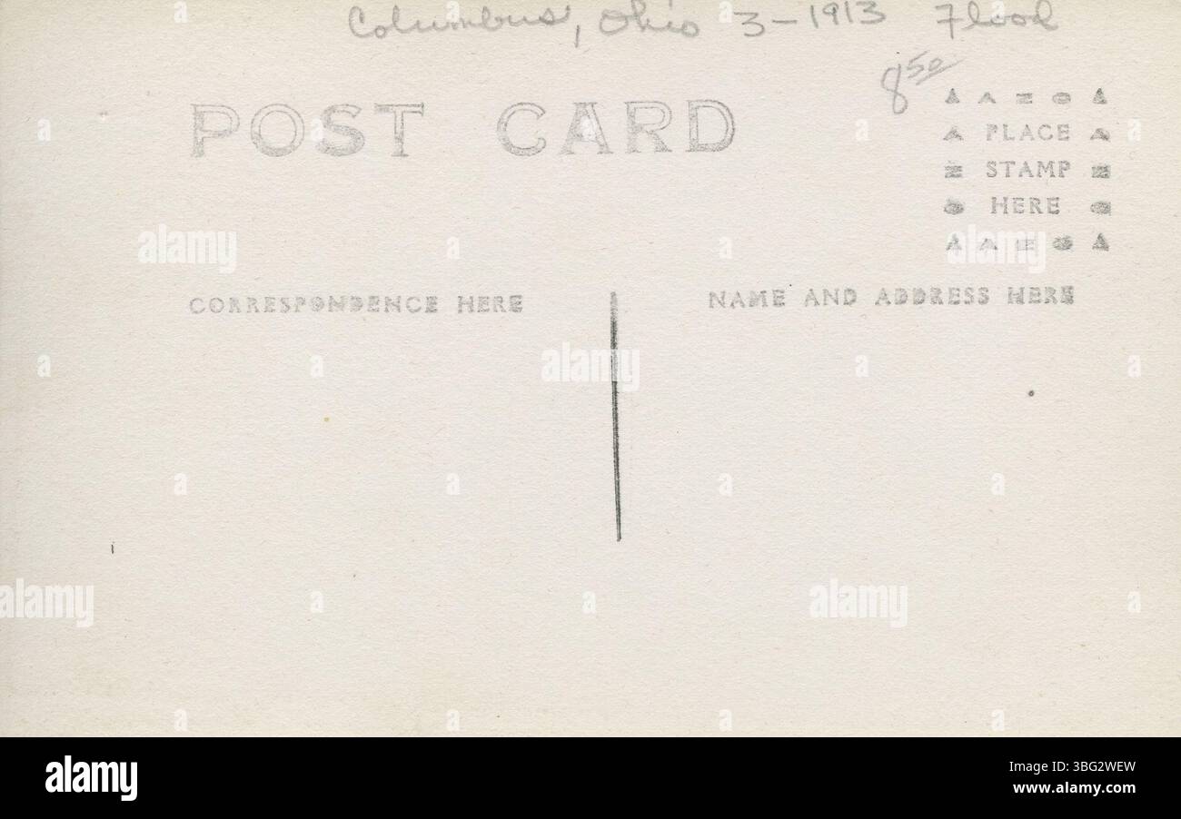 Eine schwarz-weiße Postkarte erfasst die Schäden der Überschwemmung von 1913 in Columbus, Ohio, entlang der Mound Street, nahe dem Woodlawn Cemetery. Die Identität des Friedhofs könnte falsch identifiziert werden und könnte stattdessen den Green Lawn Cemetery darstellen. Stockfoto