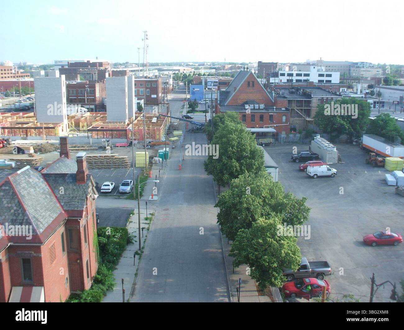 Luftaufnahmen vom 28. Juni 2013 mit der East Gay Street in Columbus, Ohio, mit bemerkenswerten Gebäuden wie dem Continental Centre an der 150 East Gay Street und dem Ohio Bell Building an der 111 North 4th Street. Das Bild zeigt auch die Nachbarschaft Launch Condominiums und das rote Backsteingebäude an der 306 East Gay Street, Heimat von Stewart Jaffy & Associates. Der Baubeginn für den Wohnkomplex in der Normandie ist ebenfalls sichtbar. Stockfoto