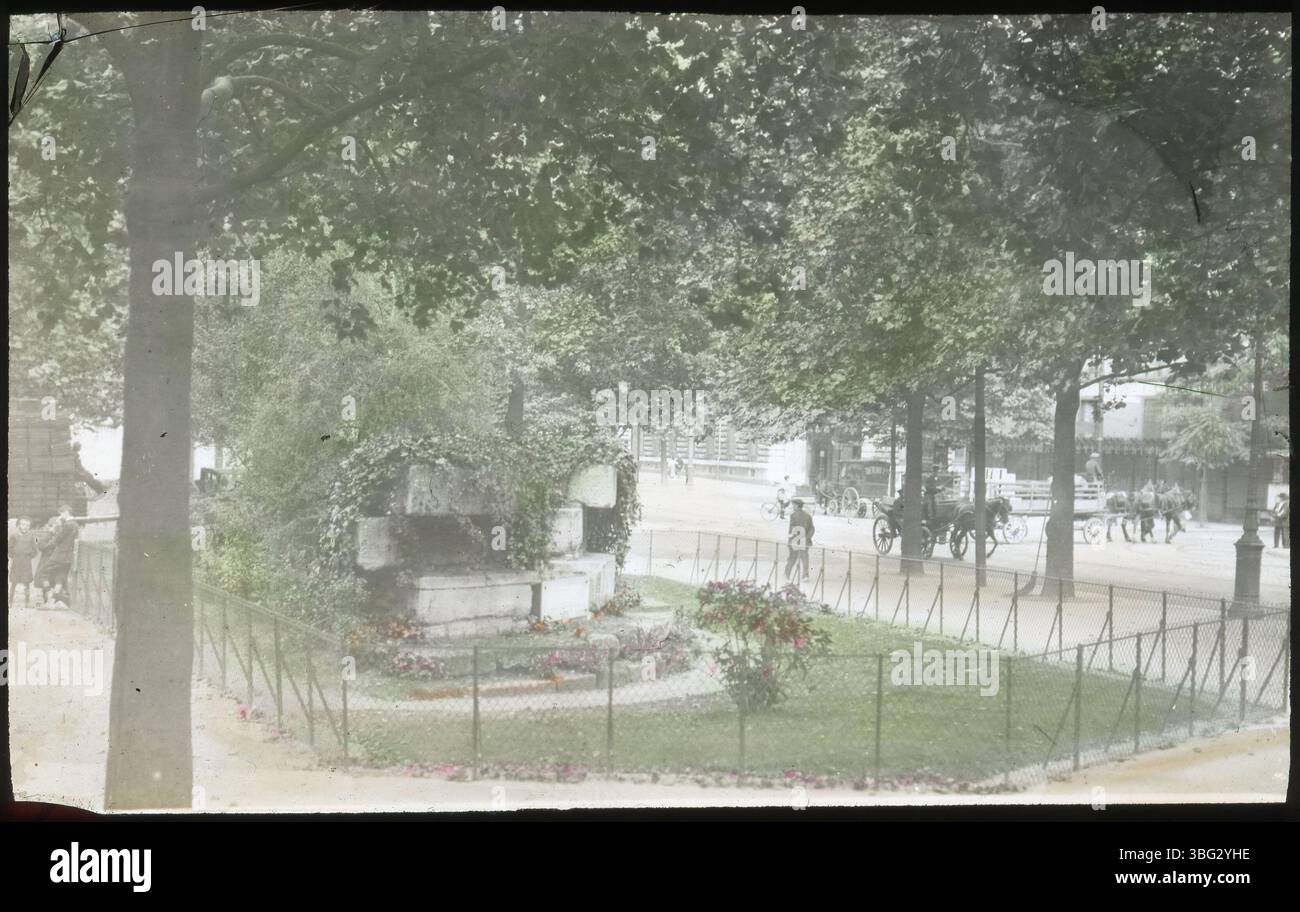 Zu den Überresten des Bastille-Gefängnisses, das 1899 während des U-Bahnbaus entdeckt wurde, gehören Steine aus dem Liberte Tower. Diese Ruinen, die teilweise von Laub verborgen waren, wurden an die Ecke Boulevard Henri IV und Quai de Celestins in Paris verlegt. Die Arrases besuchten Paris 1913 während ihrer Europatour. Stockfoto