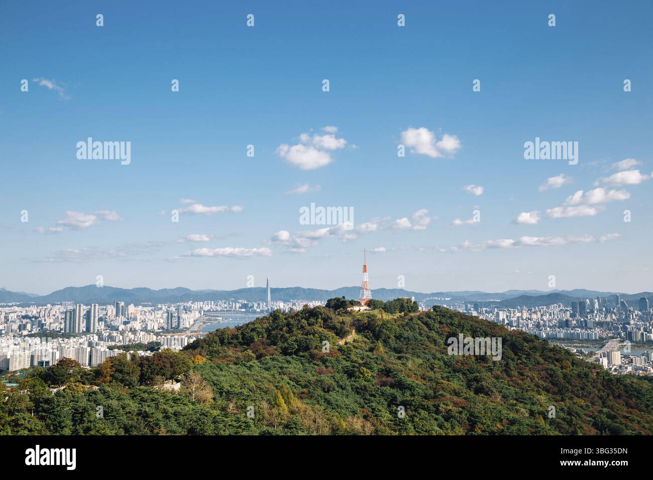 Panoramablick auf die Stadt Seoul und die Berge vom Namsan-Turm in Seoul, Korea Stockfoto