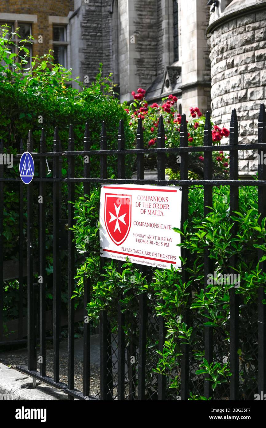 LONDON, Großbritannien – 31. MAI 2025: Schild für die Begleiter des Malteserordens vor der katholischen Kirche St. James in der George Street Stockfoto