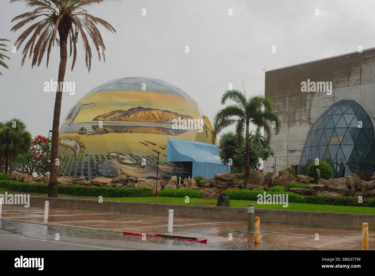 Zeitgenössisches Salvador Dalí Museum mit surrealer Kuppel, umgeben von üppigen Palmen und blauem Himmel. Nur zur redaktionellen Verwendung St. Petersburg, FL USA Mai 31 Stockfoto