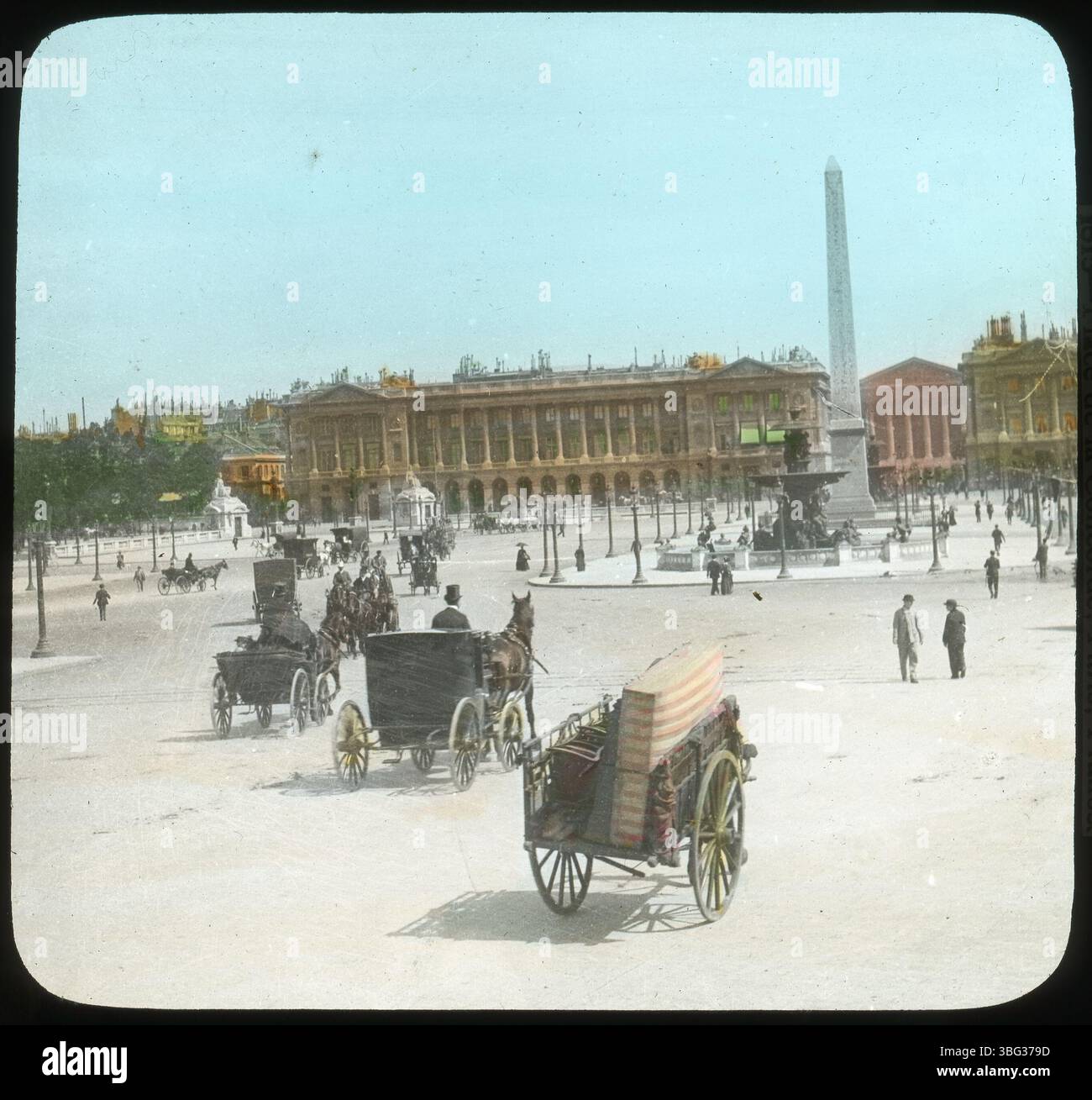 Kutschen säumen den Place de la Concorde in Paris, eine Szene, die die Arrases während ihrer Europatour 1913 festgehalten haben. Der Platz ist ein berühmtes Pariser Wahrzeichen. Stockfoto