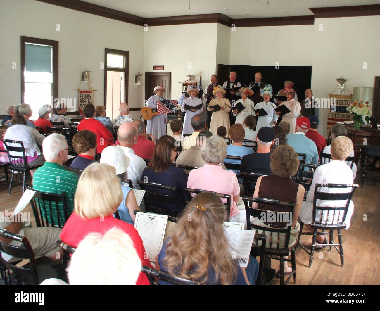 Die Ohio Village Singers, die am 4. Juli 2009 im Rathaus auftreten, sind hier zu sehen. Die 1974 gegründete Gruppe ist spezialisiert auf Lieder aus der frühen amerikanischen Geschichte, die vom Unabhängigkeitskrieg bis zum Bürgerkrieg reichen. Stockfoto