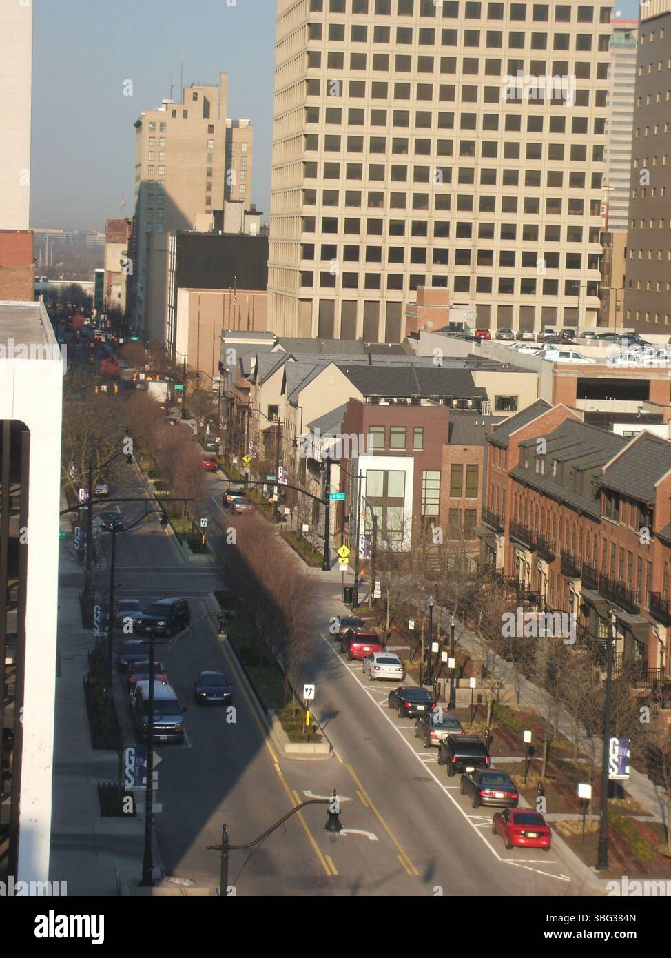 Luftaufnahmen der East Gay Street, Columbus, Ohio, am 29. März 2013, zeigt das Continental Centre an der 150 East Gay Street, das Ohio Bell Gebäude an der 111 North 4th Street und die Nachbarschaft Launch Condominiums. Die Bilder zeigen auch das rote Backsteingebäude an der 306 East Gay Street, in der Stewart Jaffy & Associates untergebracht ist, sowie die frühen Bauphasen für die Normandie, einen neuen Wohnkomplex. Stockfoto