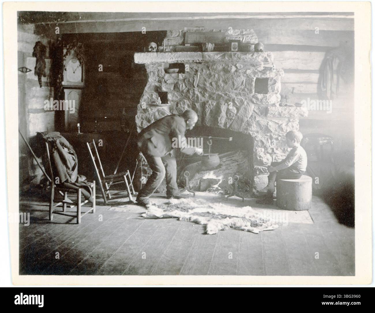 Diese Sammlung enthält Bilder und Gegenstände, die mit John Carter „Conn“ Baker (1870–1944) in Verbindung stehen, einem Radfahrer, der in den 1880er Jahren für seine Geschwindigkeits- und Ausdauerrekorde berühmt war Baker ist bekannt für kühne Fahrradstunts und war der erste, der eine Loop-the-Loop auf einem Sicherheitsfahrrad absolvierte. Er trat mit The Forepaugh auf und verkaufte Circus ab 1901 als J.C. Carter in einem Teufelskostüm. Während seiner Asien-Tour lernte er Laura Calvert von der Truppe Tiller Girls kennen und heiratete sie 1908. Baker und sein Bruder waren Künstler, die sich auf Landschaften und Tiere spezialisiert haben. Sie kauften und verlegten das 1805 David Beers Log cabi Stockfoto