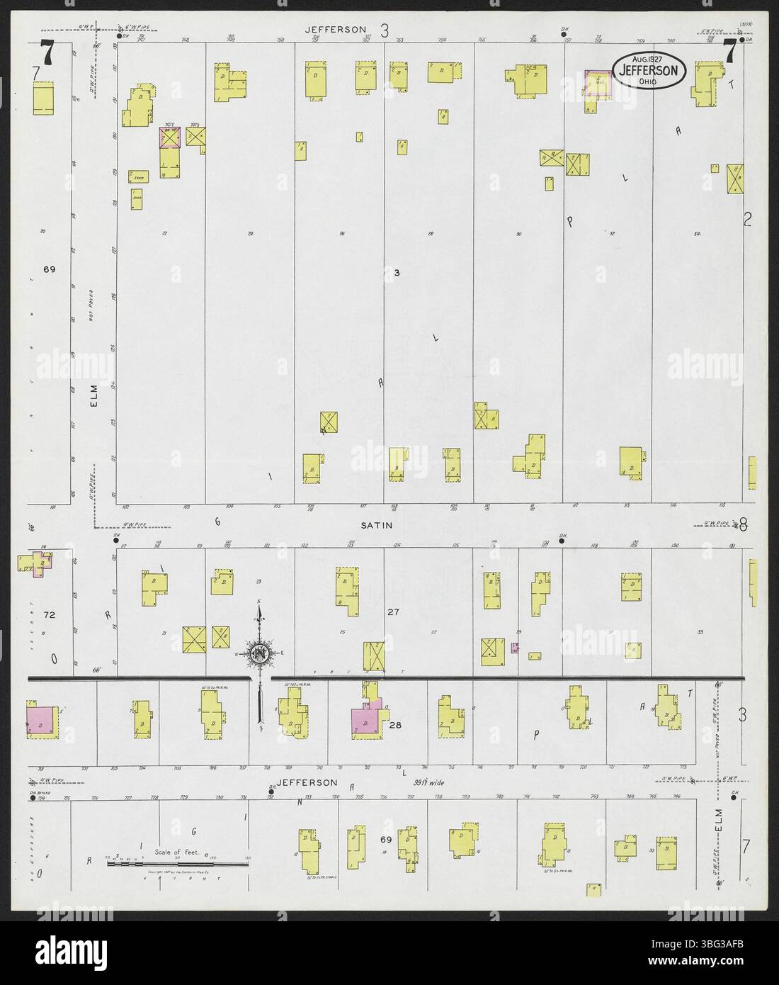 Die Sanborn-Karte von Jefferson, Ashtabula County, Ohio, aus dem Jahr 1927 zeigt detaillierte Straßenpläne, einschließlich Gebäudeumrisse, Straßennamen, Bürgersteige und Grundstücksgrenzen. Unternehmen und Regierungsstrukturen werden auf der Karte identifiziert, was für Forscher im Bereich Landnutzung und Architektur wichtige historische Zusammenhänge liefert. Stockfoto