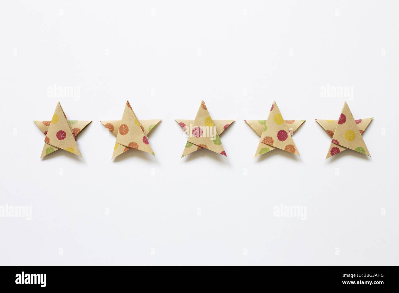 Bunte Punktmuster braun fünf Sterne Qualitätsbewertung auf weißem Hintergrund. Draufsicht Stockfoto