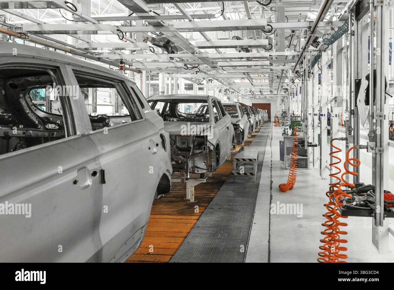 Werk für die Produktion von Autos. Moderne Automobilindustrie. Elektroauto Fabrik, Förderband Stockfoto