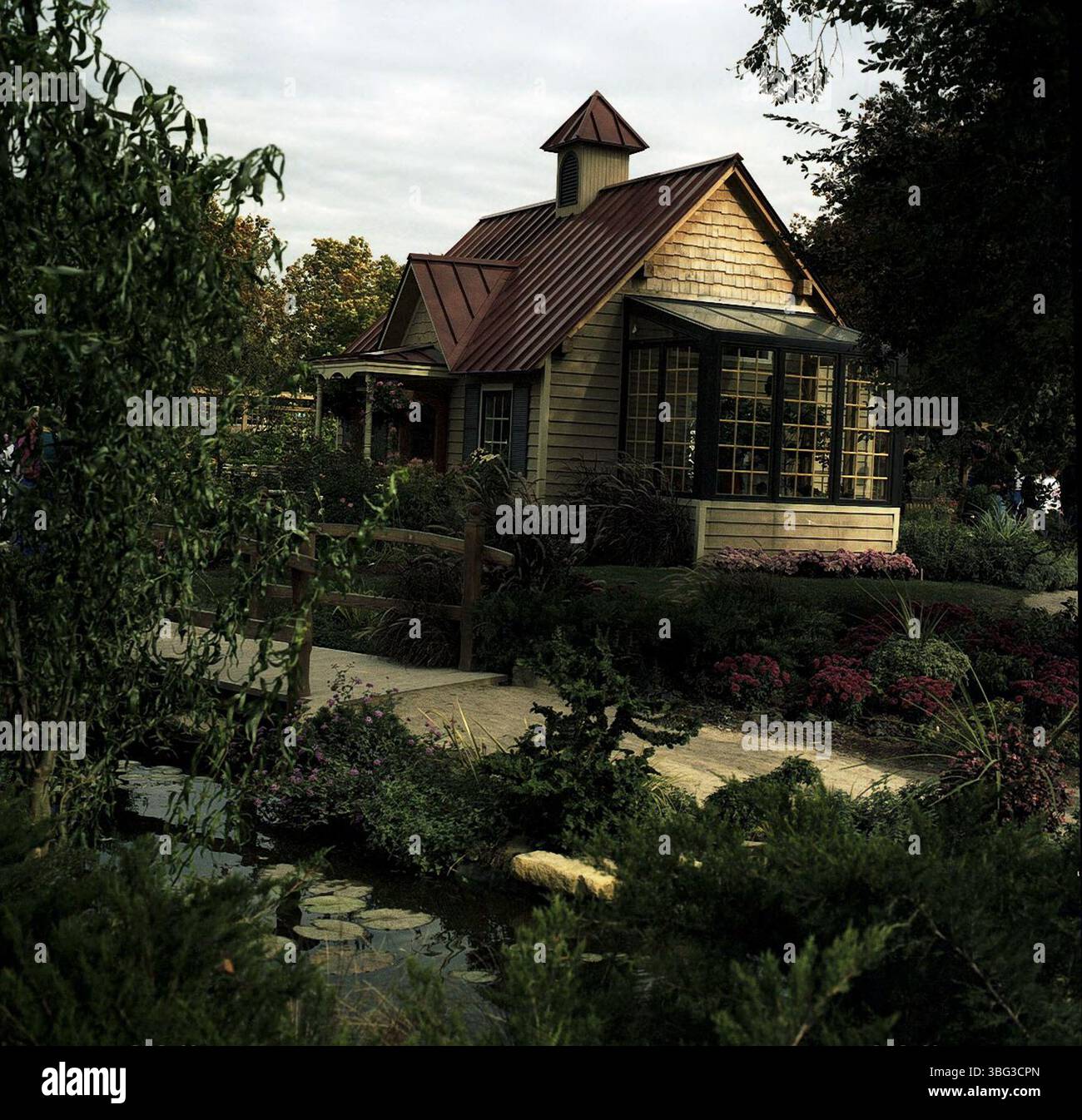 Die Ameriflora '92, die vom 20. April bis 12. Oktober 1992 im Franklin Park in Columbus stattfand, präsentierte eine internationale Sammlung von Garten- und Blumenausstellungen mit Schwerpunkt auf globalem Gartenbau und ökologischer Nachhaltigkeit. Stockfoto