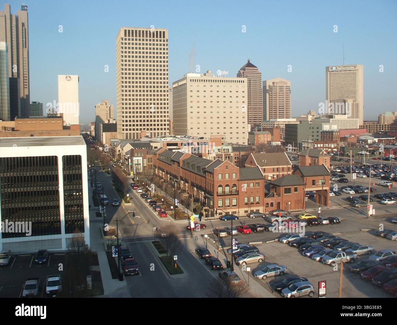 Luftaufnahmen der East Gay Street in Columbus, Ohio, aufgenommen am 29. März 2013 aus der Nähe der North 6th Street. Die Fotos zeigen bemerkenswerte Gebäude, darunter das Continental Centre an der 150 East Gay Street, das Ohio Bell Gebäude an der 111 North 4th Street und die Nachbarschaft Launch Condominiums. Ebenfalls sichtbar sind das rote Backsteingebäude an der 306 East Gay Street, in dem Stewart Jaffy & Associates untergebracht ist, und der Baubeginn des Wohnkomplexes in der Normandie. Stockfoto