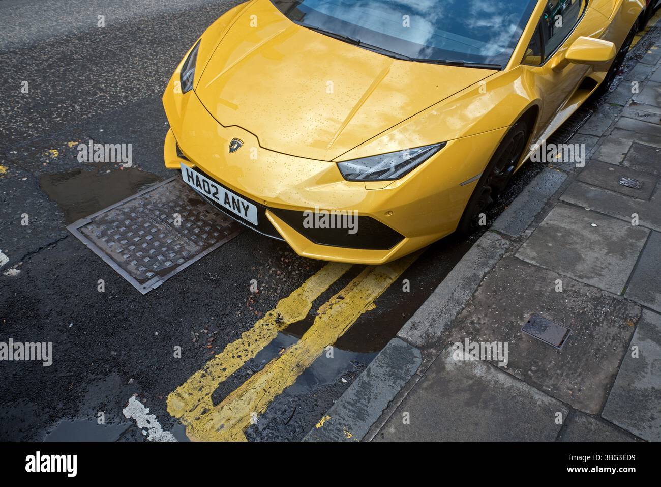 Gelbes Lamborghini parkte auf doppelten gelben Linien in Stockbridge, Edinburgh, Schottland, Großbritannien. Stockfoto