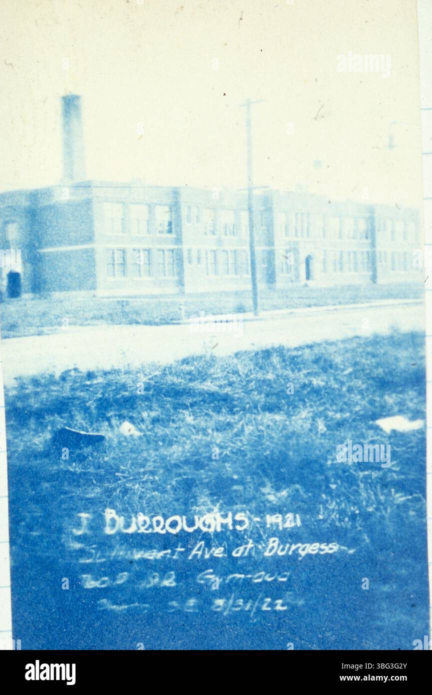 Foto der John Burroughs Elementary School, erbaut 1921 und benannt nach dem Naturforscher John Burroughs, der im selben Jahr starb. Die Schule hatte einen 6 Hektar großen Spielplatz und wurde 1928 um zwölf Klassenzimmer erweitert. Stockfoto