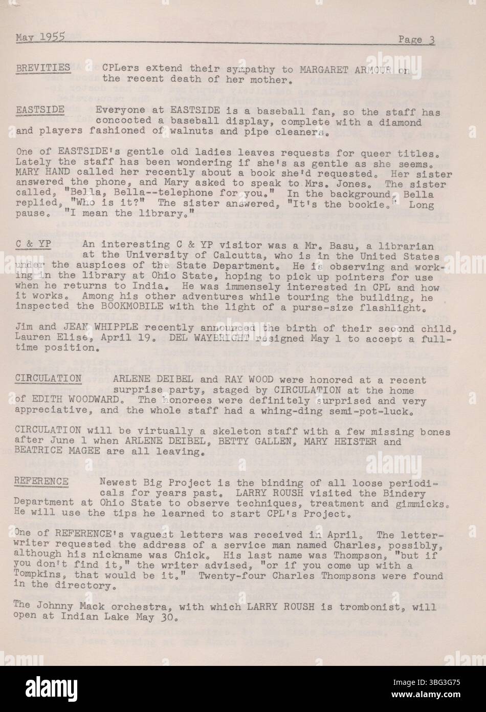 In der Ausgabe von Bookery Briefs vom Mai 1955 werden weiterhin die Arbeit und die Leistungen der Mitarbeiter der Columbus Metropolitan Library hervorgehoben, einschließlich Updates zu Bibliotheksprogrammen und bevorstehenden Veranstaltungen. Stockfoto