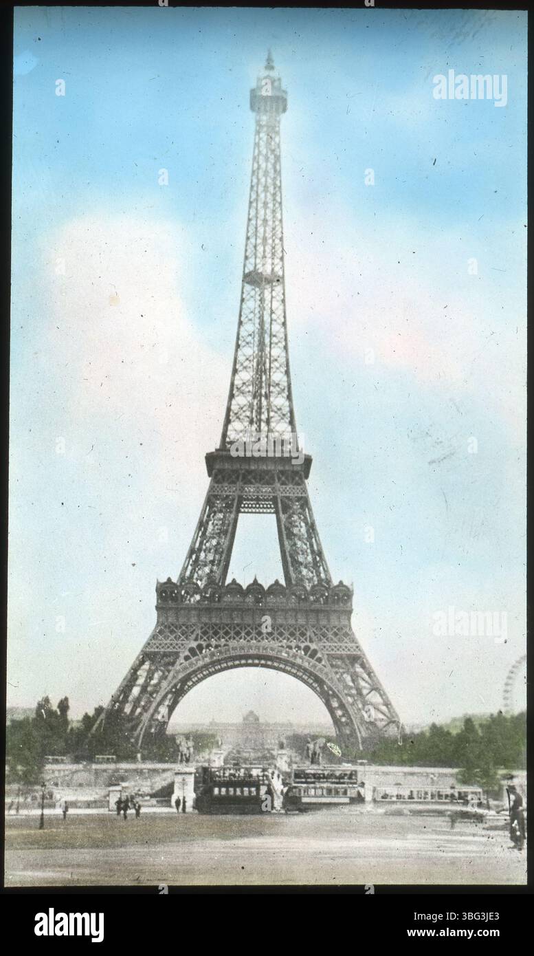 Blick auf den Eiffelturm vom Trocadero in Paris, mit dem Palais de Chaillot im Hintergrund. Die Arrases besuchten Paris während ihrer Europatour 1913 und nahmen dieses berühmte Wahrzeichen ein. Stockfoto