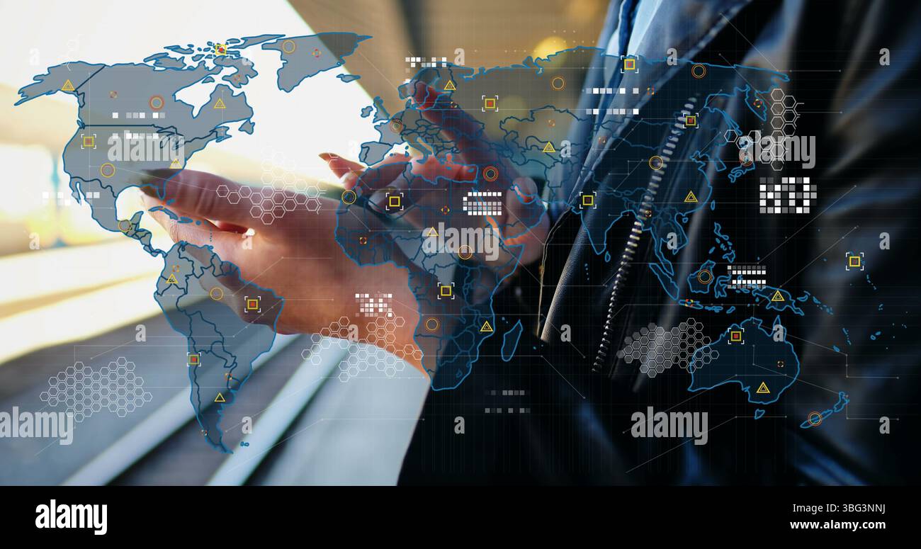 Professionelle Jacke in dunklem Anzug, die das Smartphone am Transitknoten berührt, mit Kartenüberlagerung und Datensymbolen Stockfoto