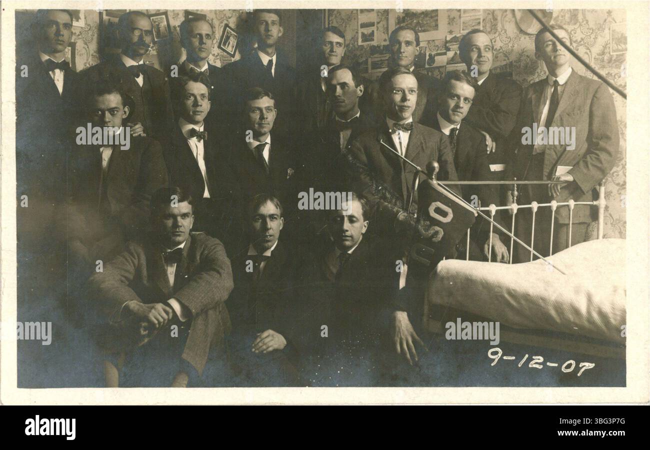 Ein Schwarzweiß-Foto, aufgenommen am 12. September 1907, das männliche Studenten der Ohio State University in einem Wohnheim zeigt. Das Bild fängt das Leben der Studenten des frühen 20. Jahrhunderts an der OSU ein. Stockfoto