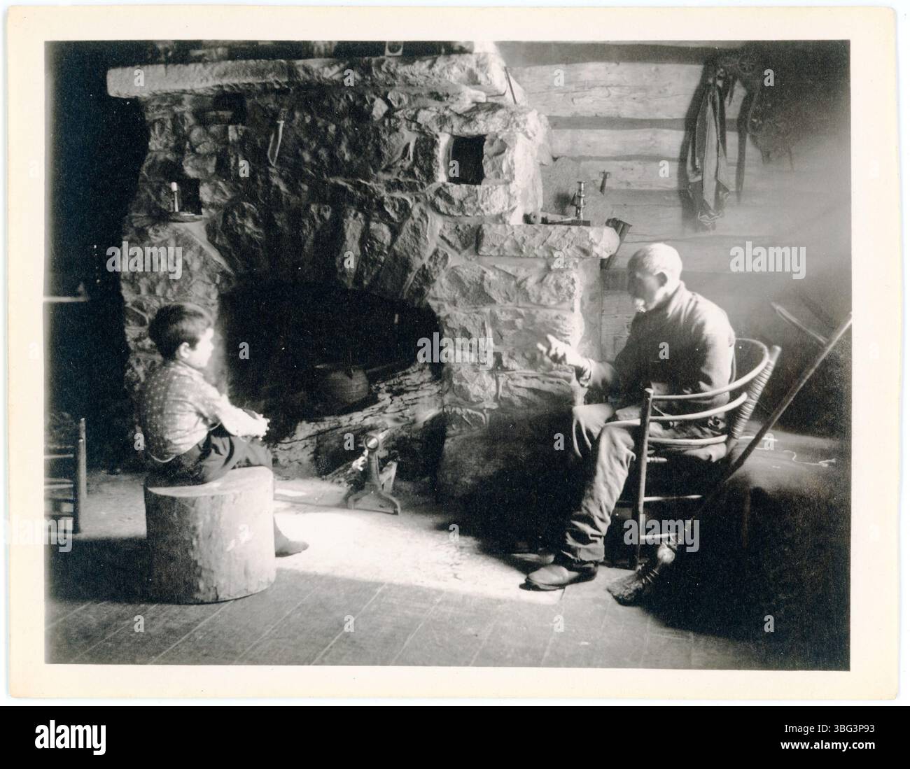 Diese Sammlung enthält Fotografien und Ephemeren im Zusammenhang mit John Carter „Conn“ Baker (1870–1944), einem Radfahrer, der in den 1880er Jahren für seine Geschwindigkeits- und Ausdauerrekorde berühmt war Baker war ein Draufgänger, der für Fahrradstunts bekannt war, und war der erste, der eine Loop-the-Loop auf einem Sicherheitsfahrrad durchführte. 1901 trat er dem Forepaugh bei und verkaufte Circus als J. C. Carter in einem Teufelskostüm. Er tourte durch Asien, wo er Laura Calvert von der Truppe Tiller Girls kennenlernte und sie 1908 heiratete. Baker und sein Bruder waren Künstler, die sich auf Landschaften und Tiere spezialisiert haben. Sie kauften und verlagerten den 1805er David Bee Stockfoto