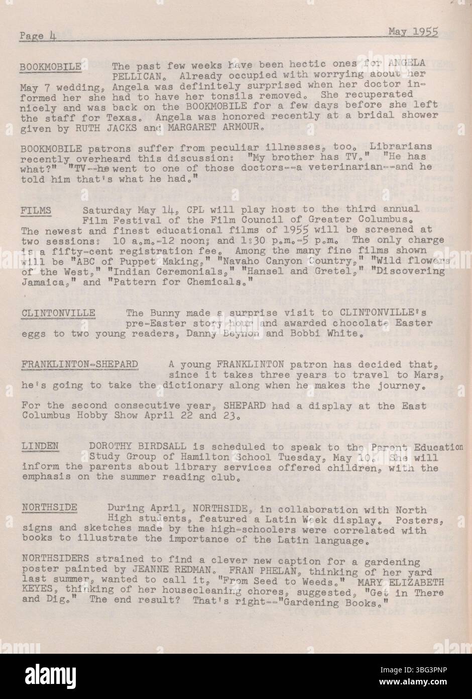 Auf Seite 4 der Ausgabe von Bookery Briefs vom Mai 1955 werden zusätzliche Aktivitäten des Bibliothekspersonals, Bildungsprogramme und Öffentlichkeitsarbeit zur Einbindung der lokalen Gemeinde vorgestellt. Stockfoto