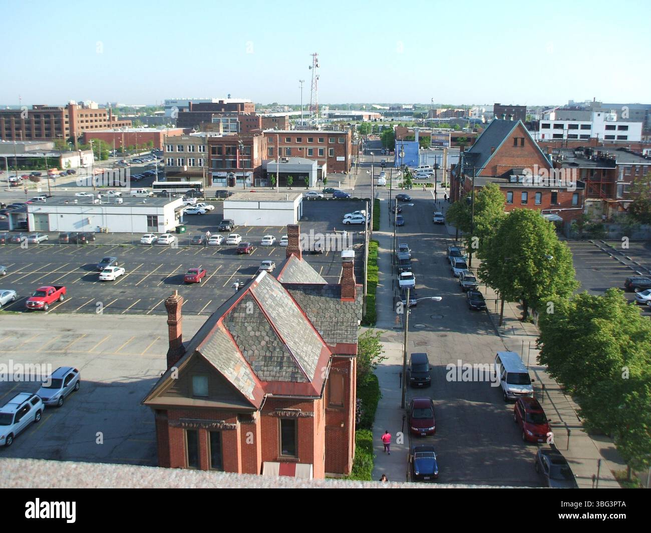 Luftaufnahmen, aufgenommen am 30. April 2010, zeigen die East Gay Street aus der Nähe der North 6th Street. Auf den Fotos befinden sich Sehenswürdigkeiten wie das Continental Centre, das Ohio Bell Building und das rote Backsteingebäude an der 306 East Gay Street. Der Bau der Nachbarschaft Launch Eigentumswohnungen und die 100 Meter hohe kirschrote Stahlskulptur sind ebenfalls zu sehen. Stockfoto
