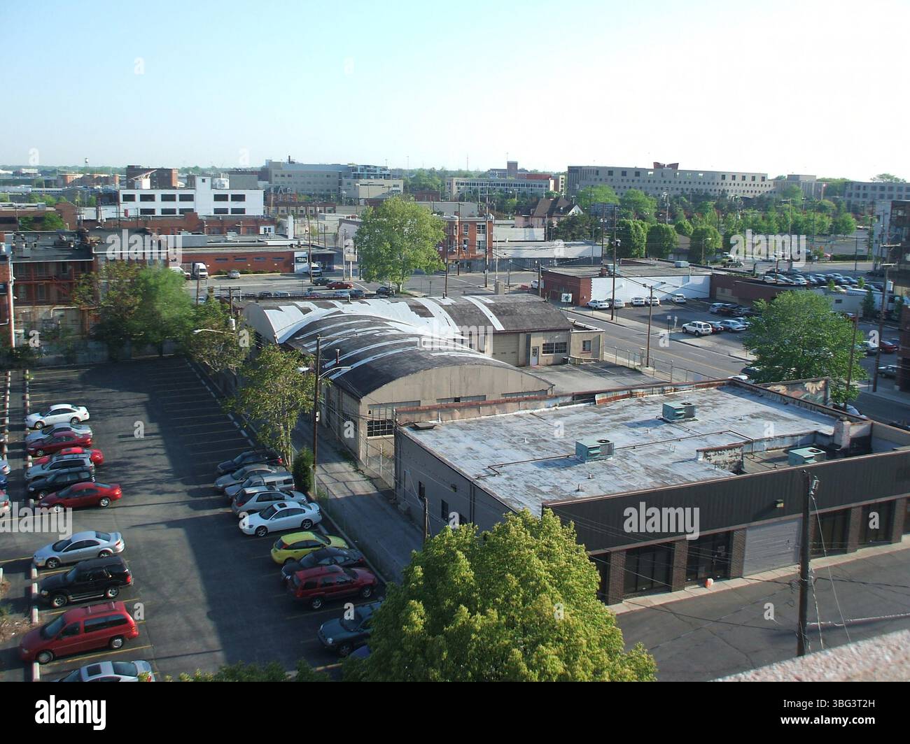 Luftaufnahmen von der East Gay Street im Jahr 2010, mit Blick von der North 6th Street. Zu den Sehenswürdigkeiten zählen das Continental Centre, das Ohio Bell Building und das rote Backsteingebäude an der 306 East Gay Street. Der Bau der Nachbarschaft Launch Eigentumswohnungen und die Rückansicht der 100 Meter hohen KUNSTSKULPTUR sind ebenfalls erfasst. Stockfoto