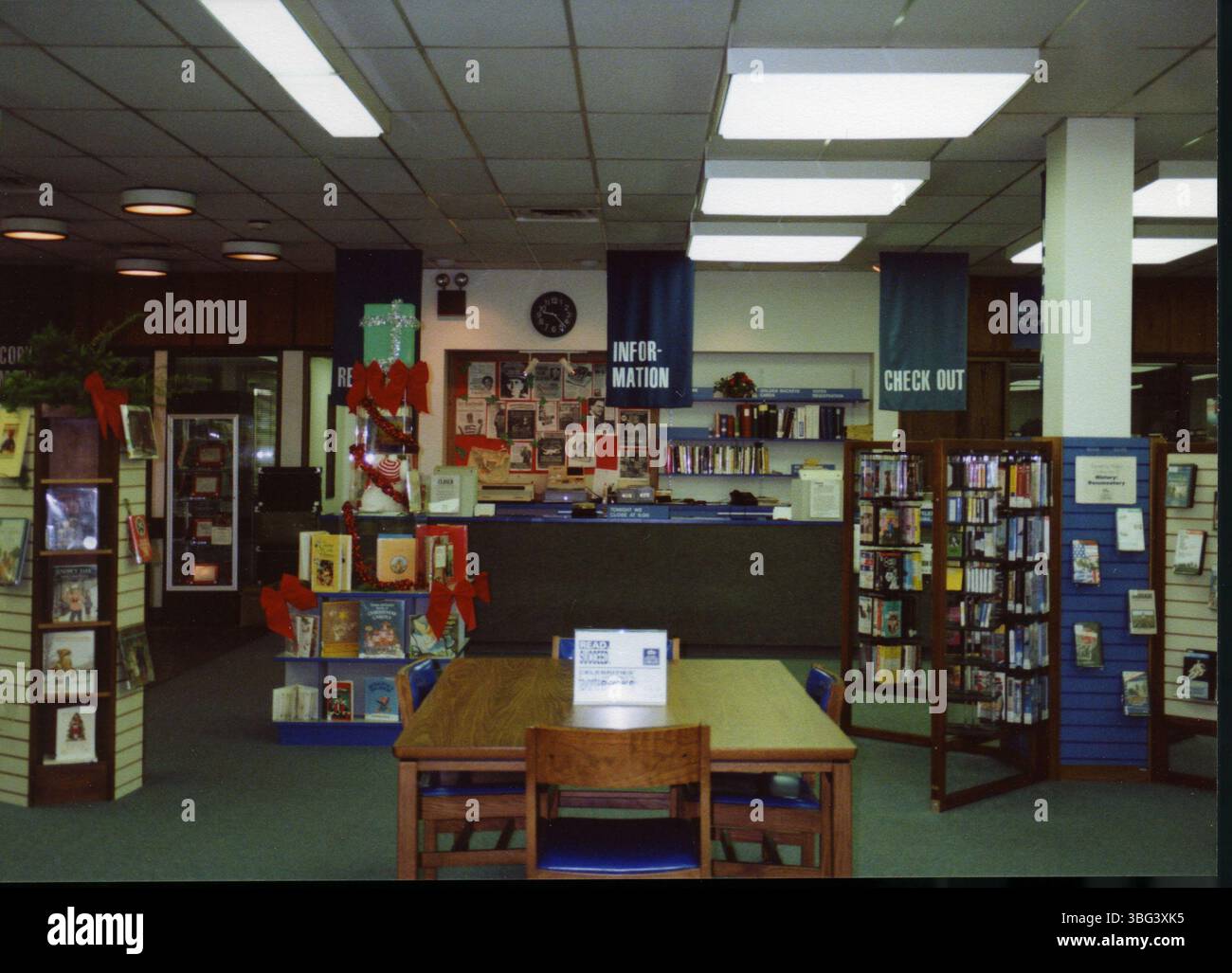 Diese Seite des Fotoalbums der 1990er Jahre dokumentiert weitere Veranstaltungen in der Driving Park Branch der Columbus Metropolitan Library, darunter den Summer Reading Club, die First Art at the Park Veranstaltung und einen Buchverkauf. Die Fotos zeigen auch den Umbau der Bibliothek und dokumentieren deren Umwandlung. Stockfoto Diese Seite des Fotoalbums der 1990er Jahre dokumentiert weitere Veranstaltungen in der Driving Park Branch der Columbus Metropolitan Library, darunter den Summer Reading Club, die First Art at the Park Veranstaltung und einen Buchverkauf. Die Fotos zeigen auch den Umbau der Bibliothek und dokumentieren deren Umwandlung. Stockfoto