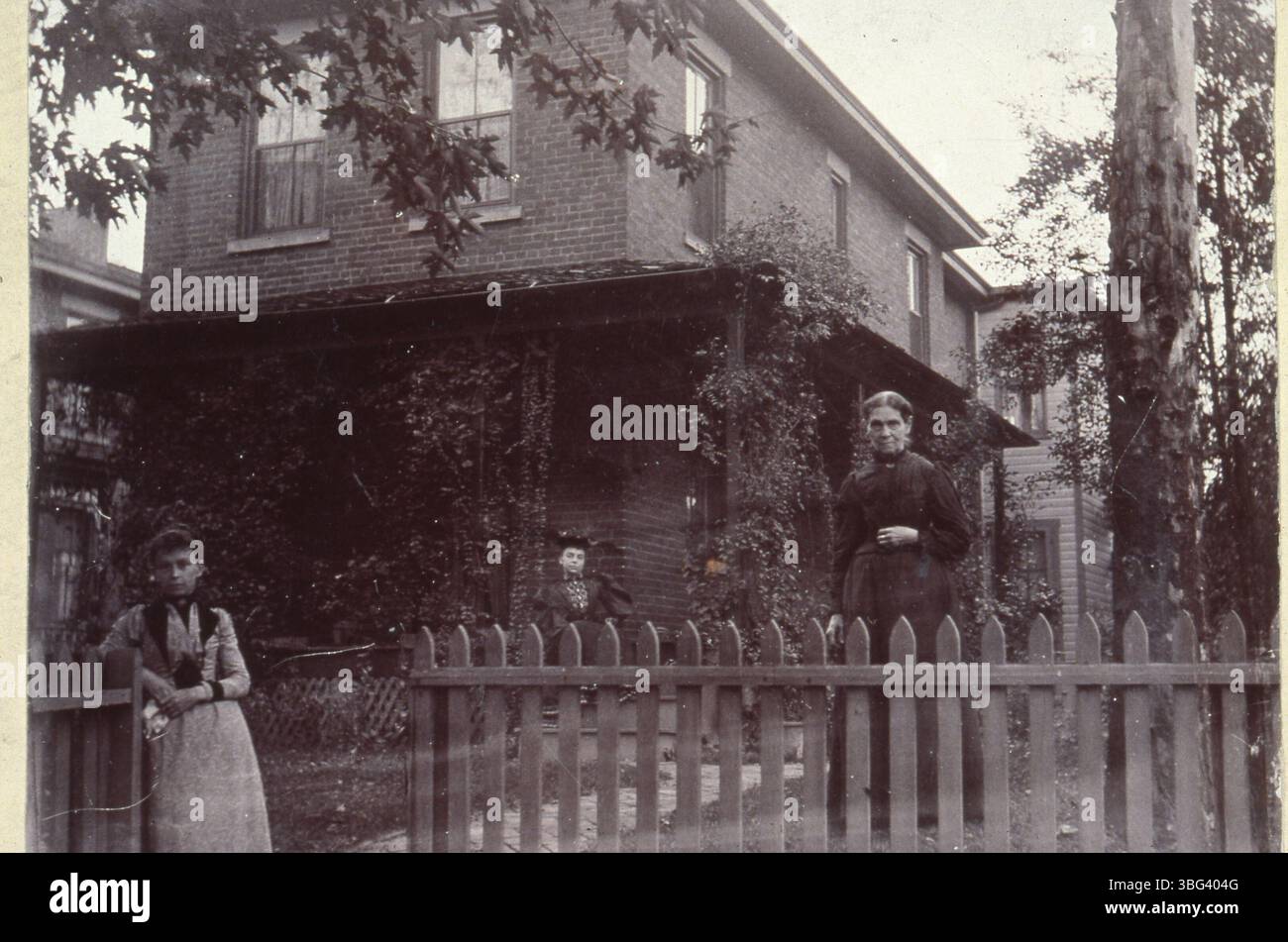 Arabella Washburn (1821–1907), ursprünglich aus Saratoga Springs, NY, zog 1821 nach Columbus. 1838 heiratete sie John French, den ersten Apotheker in Columbus. Ihr zweiter Ehemann, Joseph Strickler, baute das erste President's House an der Ohio State University. Arabella und Joseph hatten zwei Töchter. Das Foto zeigt Arabella vor ihrem Haus in der East Town Street. Stockfoto