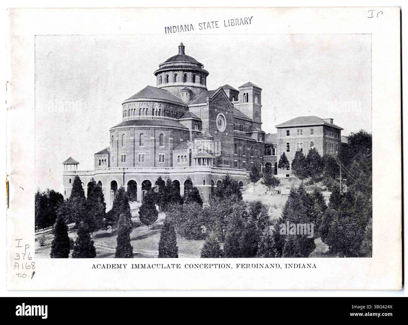 Diese Broschüre aus den 1920er Jahren bietet Informationen über die Akademie der Unbefleckten Empfängnis in Ferdinand, Indiana. Sie deckt die Aktivitäten, Kosten und Anforderungen für die Schwestern von St. Benedikt Mädchenschule ab. Stockfoto