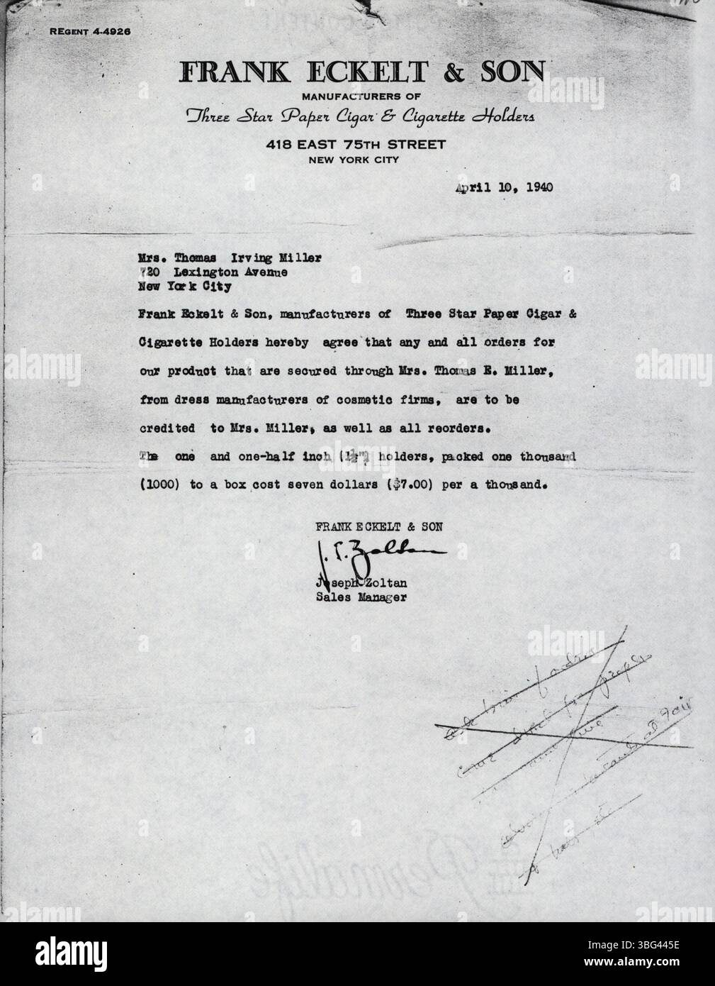 Seite 96 präsentiert Artefakte und Bilder von Mary Jeffrey Shannon Strudwick, die ihre Mode-Design-Arbeit widerspiegeln. Stockfoto