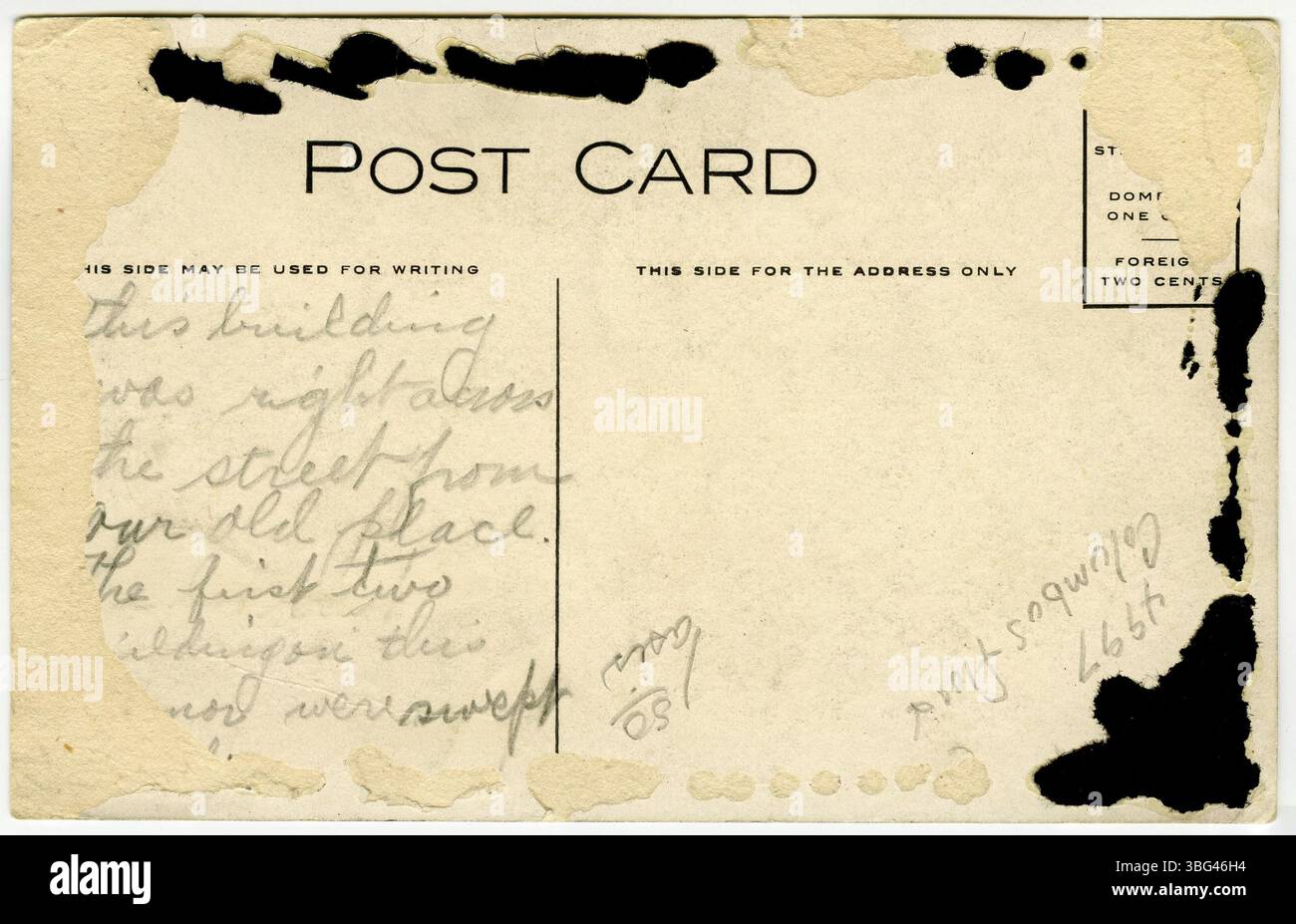 Diese fotografische Postkarte aus dem Jahr 1913 zeigt die umfangreichen Schäden, die durch das Hochwasser an der Hawkes Avenue und der West Broad Street in Columbus, Ohio, verursacht wurden. Es zeigt ein stark beschädigtes Gebäude und überflutete Straßen mit einem historischen Kontext der Ursache und Auswirkungen der Überschwemmung. Stockfoto