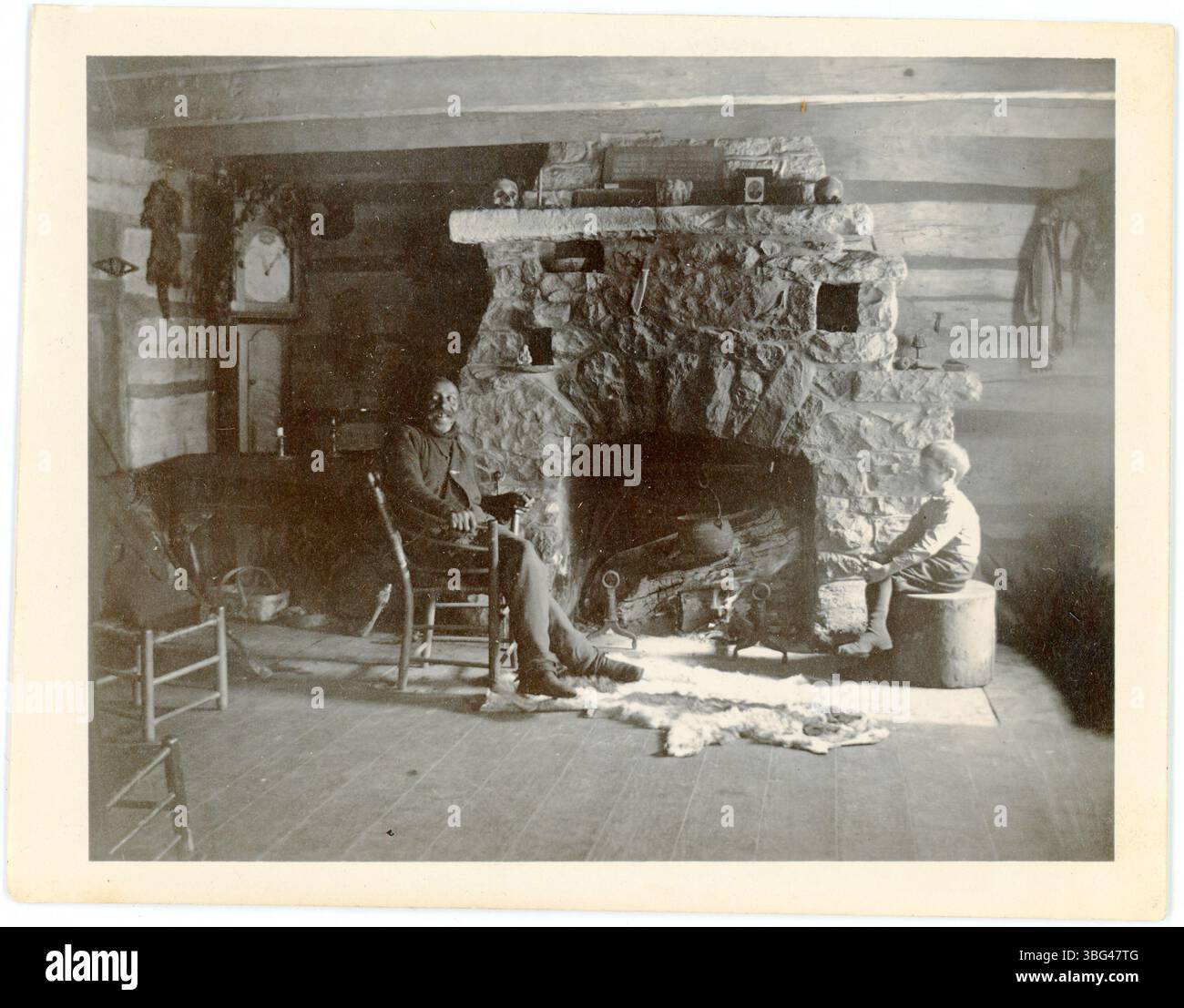 Fotos und Ephemeren von John Carter „Conn“ Baker (1870–1944), einem Radfahrer, der in den 1880er Jahren mehrere Weltrekorde für Geschwindigkeit und Ausdauer hielt Baker war ein Draufgänger, der für Fahrradstunts bekannt war, einschließlich der ersten erfolgreichen Loop-the-Loop auf einem Sicherheitsfahrrad. Er trat dem Forepaugh bei und verkaufte den Circus 1901 als J.C. Carter in einem Teufelskostüm. Während seiner Asien-Tournee lernte er 1908 Laura Calvert kennen und heiratete sie. Baker und sein Bruder waren Künstler, die sich auf Landschaft und Tiermotive spezialisiert haben. Sie kauften und verlegten die David Beers 1805 Blockhütte Stockfoto