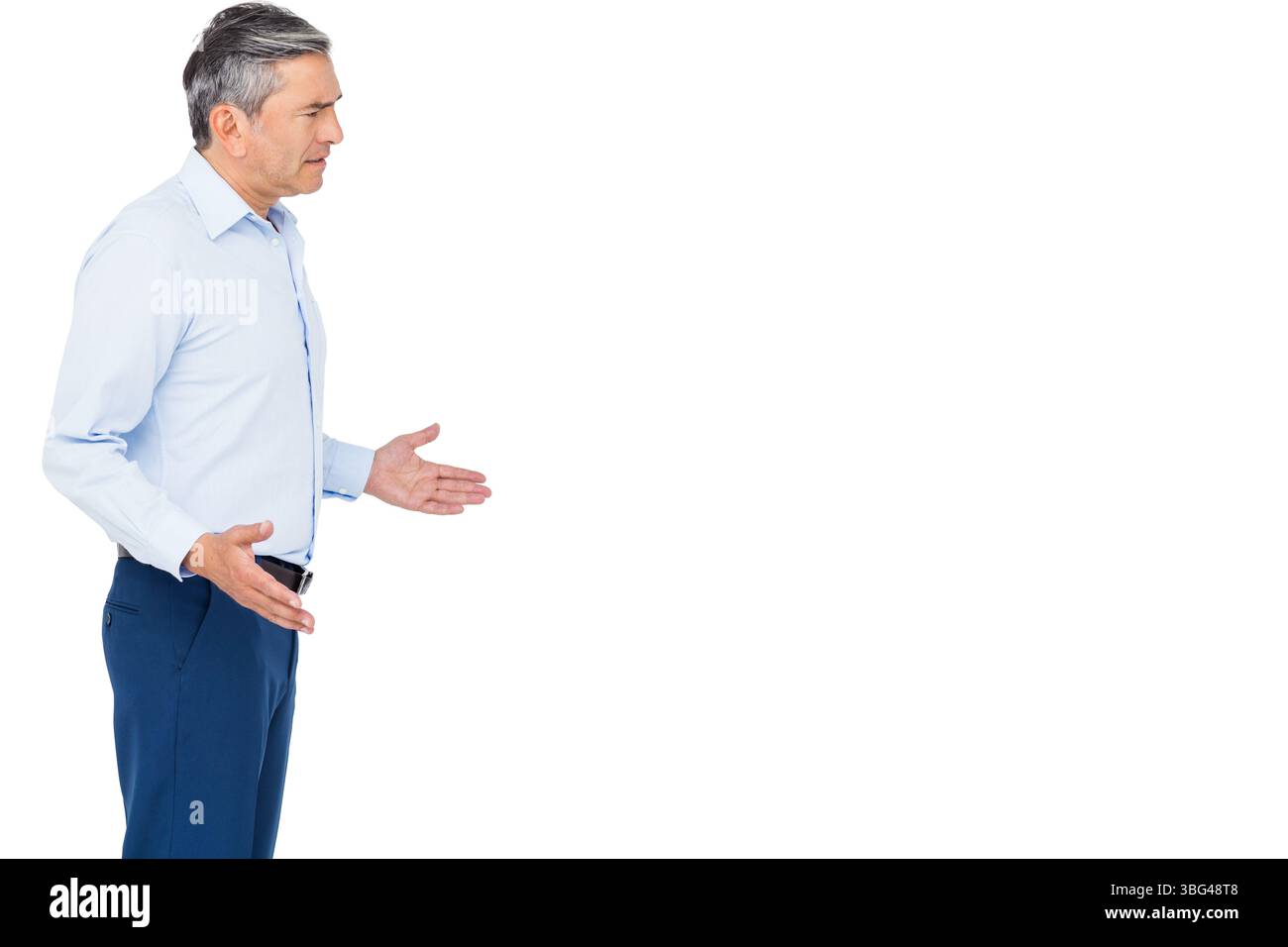 Reifer erwachsener Mann, der legere Kleidung trägt, Gesten im Studio mit weißem Hintergrund, Kopierraum Stockfoto