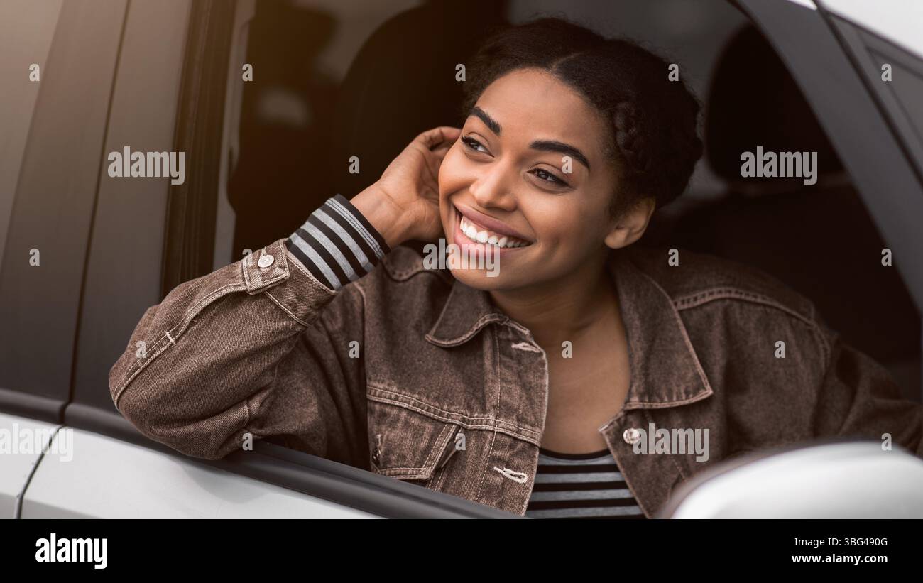 Angenehme Blicke afroamerikanische Frau mit frohen Ausdruck, mit unvergesslichen Reise mit dem Auto zufrieden Stockfoto