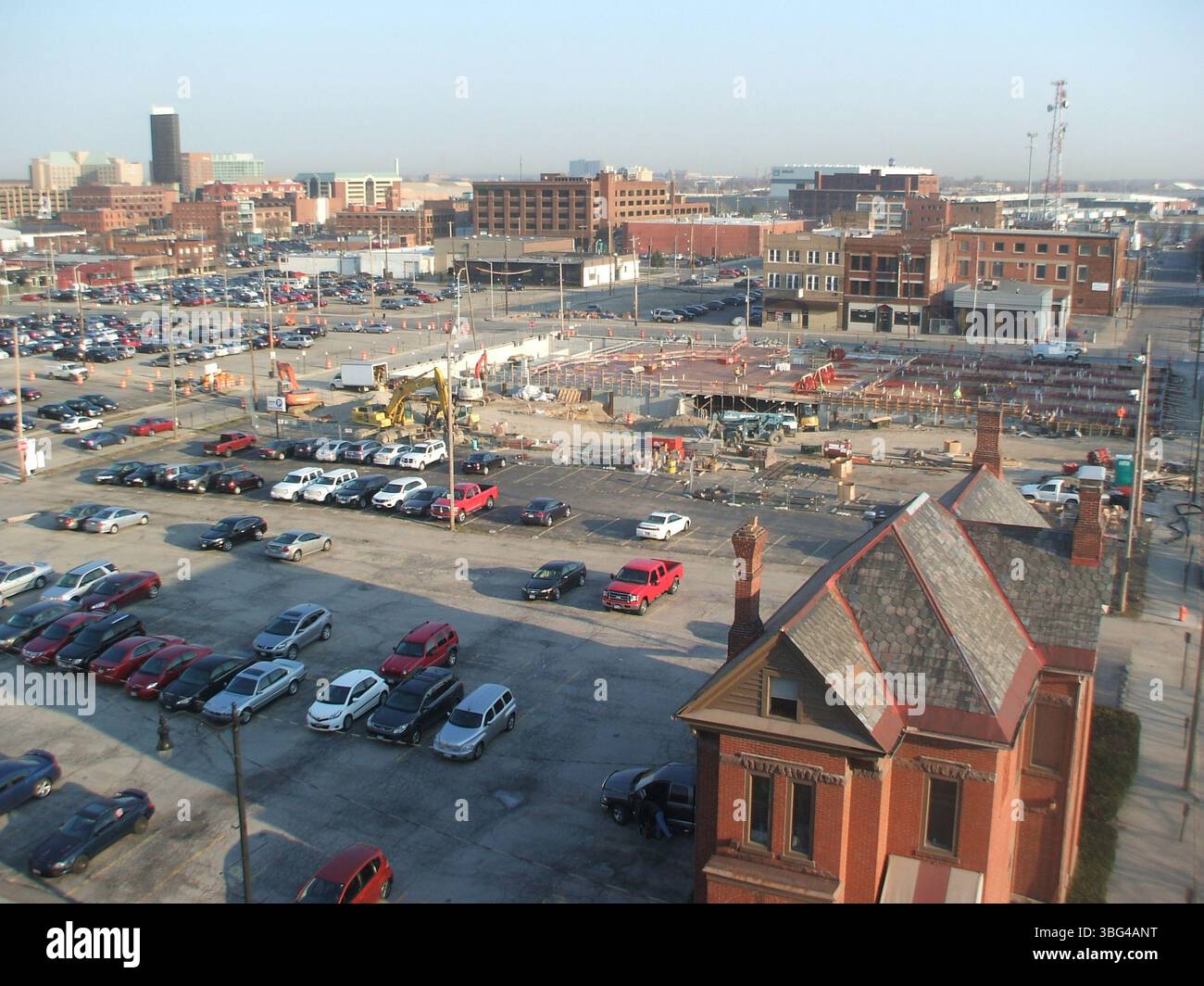 Luftaufnahmen der East Gay Street in Columbus, Ohio, vom 29. März 2013, mit wichtigen Sehenswürdigkeiten wie dem Continental Centre in der 150 East Gay Street, dem Ohio Bell Gebäude in der 111 North 4th Street und den Nachbarschaft Launch Condominiums. Weitere sichtbare Sehenswürdigkeiten sind das East Gay Street Gebäude von 306 mit Stewart Jaffy & Associates und der Bau des Wohnkomplexes in der Normandie an der East Long Street 325. Stockfoto