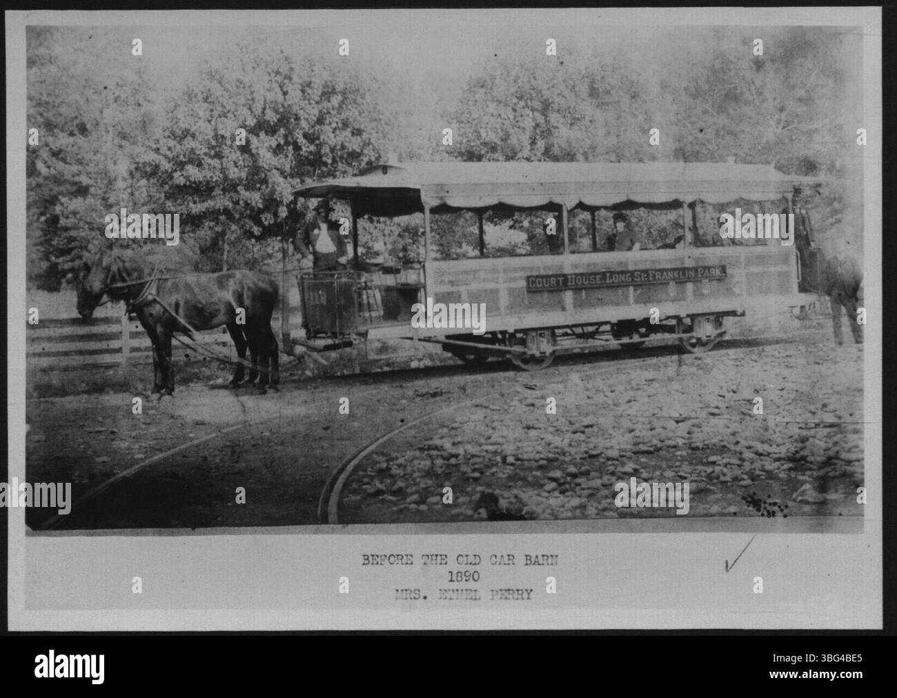 1890 wurde ein Pferdewagen in der alten Scheune gesehen, ein Teil des Pferdesystems für das Court House, die Long Street und die Franklin Park Line. Dieses Bild wurde von Miss Ethel Perry aus der 1448 Oak Street eingereicht und bietet einen Schnappschuss des öffentlichen Verkehrs in Columbus während des späten 19. Jahrhunderts. Stockfoto