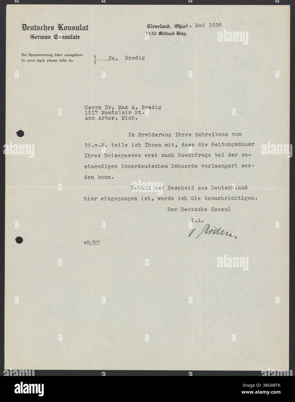 Das deutsche Konsulat in Cleveland teilt Max Bredig mit, dass sein deutscher Pass erst nach Erhalt einer Bestätigung aus Deutschland erneuert werden kann. Diese Verzögerung war wahrscheinlich auf neue Gesetze im Dritten Reich zurückzuführen, die die Rechte jüdischer Bürger einschränkten. Stockfoto