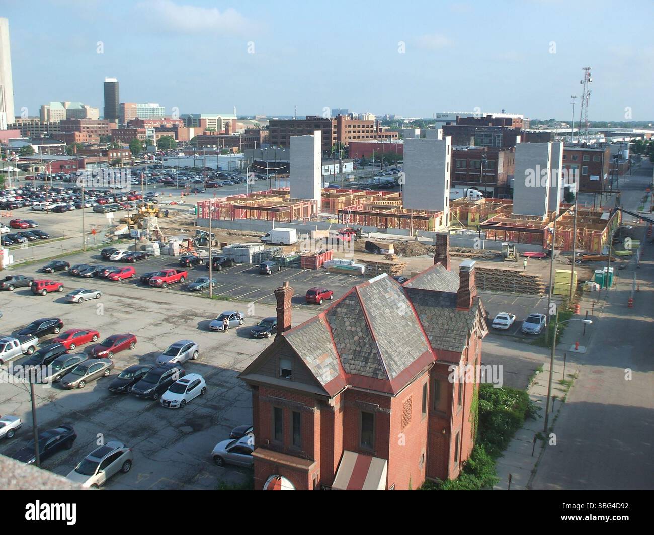 Die East Gay Street in Columbus am 28. Juni 2013 zeigt wichtige Gebäude wie das Continental Centre und das Ohio Bell Building. Die Bilder zeigen auch die Nachbarschaft Launch Condominiums auf der Gay Street sowie die frühen Bauphasen für den Wohnkomplex in der Normandie. Stockfoto