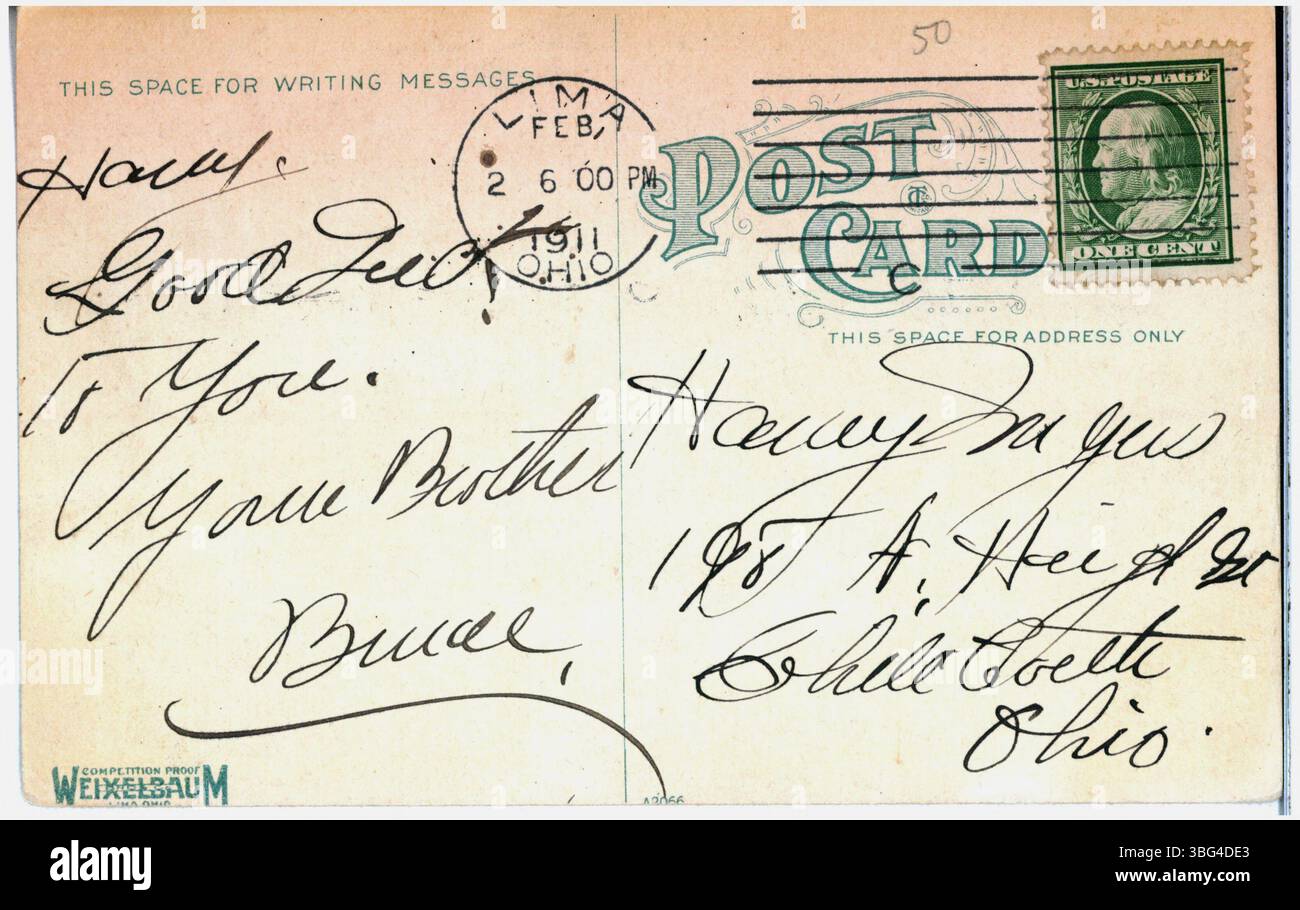 Ein Farbfoto aus dem Jahr 1911 vom Steineingang und der Kapelle auf dem Woodlawn Cemetery in Lima, Ohio, mit Menschen, die den John R. Hughes-Gedenkbogen in Szene setzen. Stockfoto