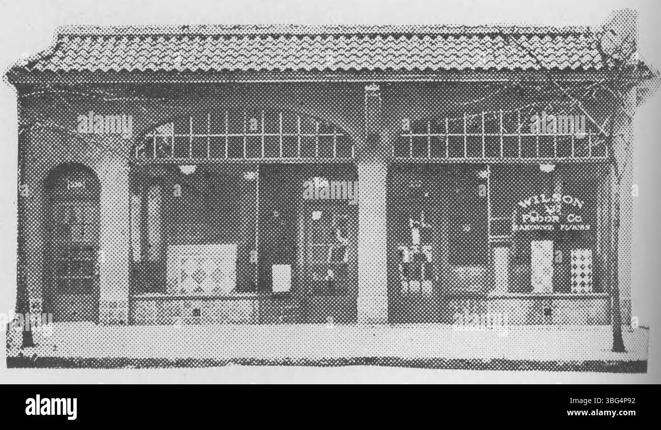 Ein Schwarzweißfoto von 1930 der Wilson Floors Company mit einem Ziegeldach im spanischen Stil. Das Unternehmen hat sich auf hochwertiges Linoleum und elastische Böden spezialisiert. Stockfoto