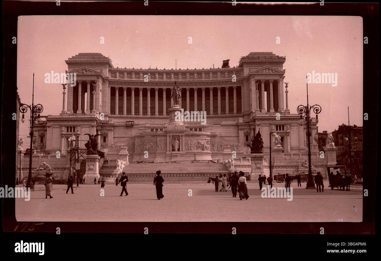 Das 1911 eingeweihte Vittorio Emanuele II.-Denkmal in Rom ist eine Hommage an Italiens ersten König. Das von Giuseppe Sacconi entworfene Denkmal beherbergt das Grab des unbekannten Soldaten. Die Arrases eroberten dieses Denkmal während ihrer Europafahrten im Jahr 1913 und demonstrieren die Pracht und historische Bedeutung des Bauwerks. Stockfoto