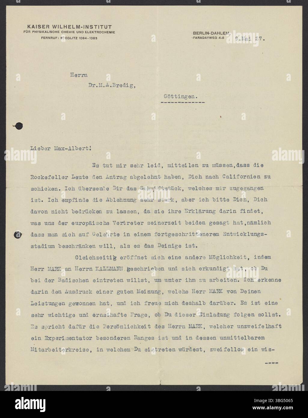In diesem Brief von Fritz Haber an Max Bredig vom 9. Mai 1927 teilt Haber Bredig mit, dass sein Stipendienantrag für eine Arbeit in Kalifornien von der Rockefeller Foundation abgelehnt wurde. Haber schlägt dann andere berufliche Möglichkeiten vor, die Bredig verfolgen könnte. Stockfoto