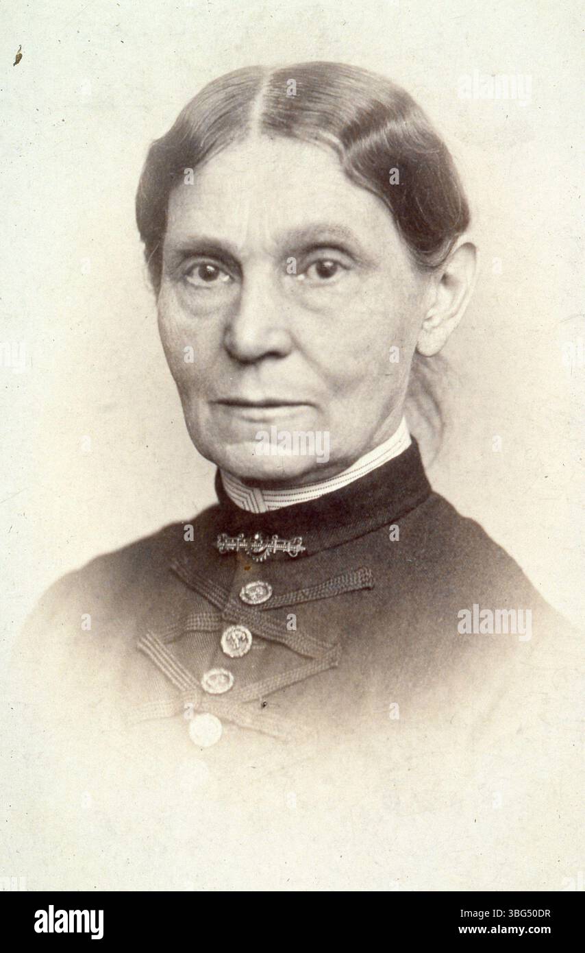Arabella Washburn French Strickler (1821–1907) zog 1821 von Saratoga Springs nach Columbus. Sie besuchte die erste Schule in der Stadt und heiratete später John French, einen Apotheker. Ihr zweiter Ehemann, Joseph Strickler, baute das erste President's House an der Ohio State University. Arabella hatte zwei Töchter: Alice und Ida. Das Foto zeigt sie vor ihrem Haus in der 405 East Town Street. Stockfoto