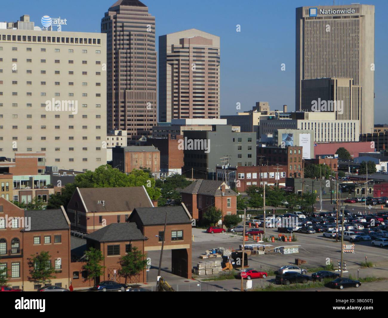 Aus der Vogelperspektive auf die East Gay Street im Jahr 2014, mit verschiedenen Gebäuden wie dem Continental Centre und dem Ohio Bell Gebäude, zusammen mit Nachbarschaft Launch Condominiums und dem Normandie Apartmentkomplex. Die Aussicht zeigt auch den Hills Market und die 100 Meter hohe KUNSTSKULPTUR. Diese Fotos wurden von der North 6th Street aus in Richtung Westen, Norden und Osten aufgenommen und zeigen die städtische Entwicklung und die wichtigsten Sehenswürdigkeiten der Stadt. Stockfoto