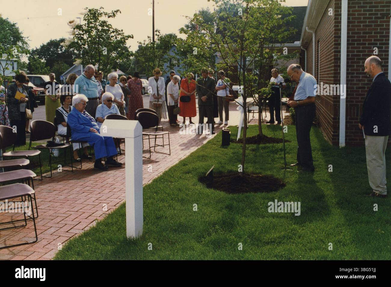 Am 23. Juni 1997 widmete die Hilltop Library einen elfenbeinfarbenen Seidenlila-Baum zu Ehren von Margaret Armour, einer Mitarbeiterin der Columbus Metropolitan Library, die 1936 begann, den Bookmobile Service Wachstum unterstützte und die Entwicklung von Zweigbibliotheken leitete. Stockfoto