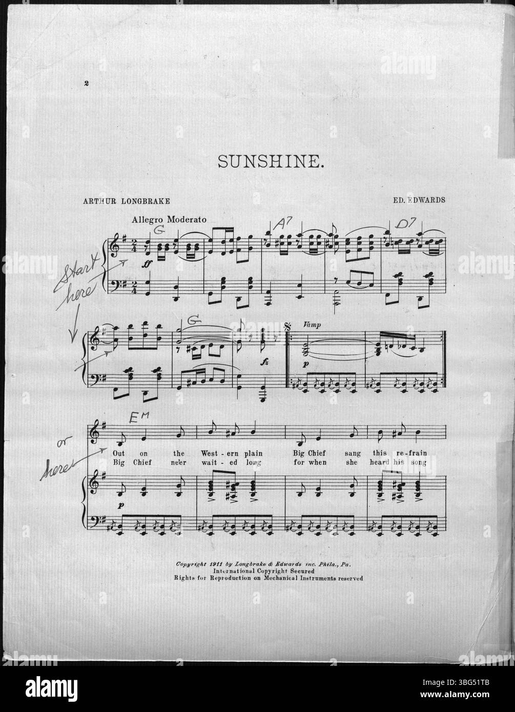 Diese Seite von „Sunshine“ (1911) zeigt ein indianisches Paar in einem Kanu bei Sonnenaufgang und eine aufgehende Sonne beleuchtet die Szene. Ein Foto von Ruth Curtiss ist ebenfalls zu sehen. Stockfoto