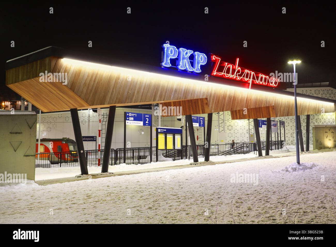 ZAKOPANE, POLEN - 17. JANUAR 2025: Bahnhof Zakopane, Bahnsteige und Zug. Touristenziel Stockfoto