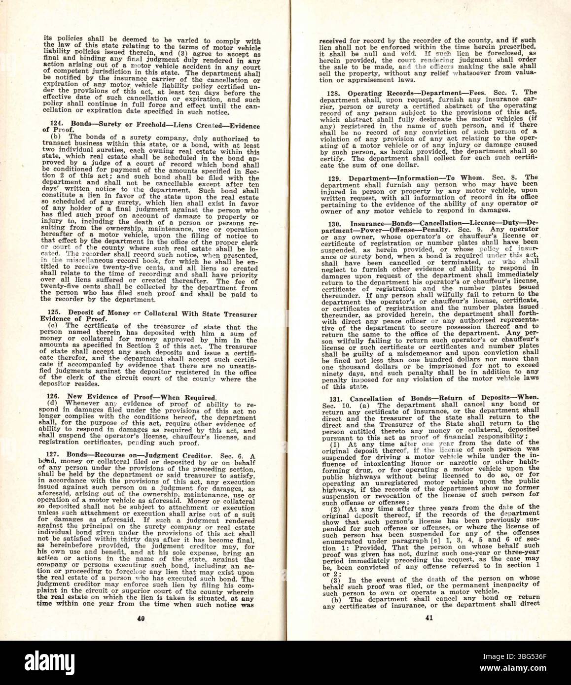 Diese Seite der Kraftfahrzeuggesetze in Indiana von 1937 enthält Bestimmungen für Zulassung, Zulassung, Straßenschilder und einen Abschnitt mit allgemeinen Fakten, mit einem Index als Referenz. Stockfoto