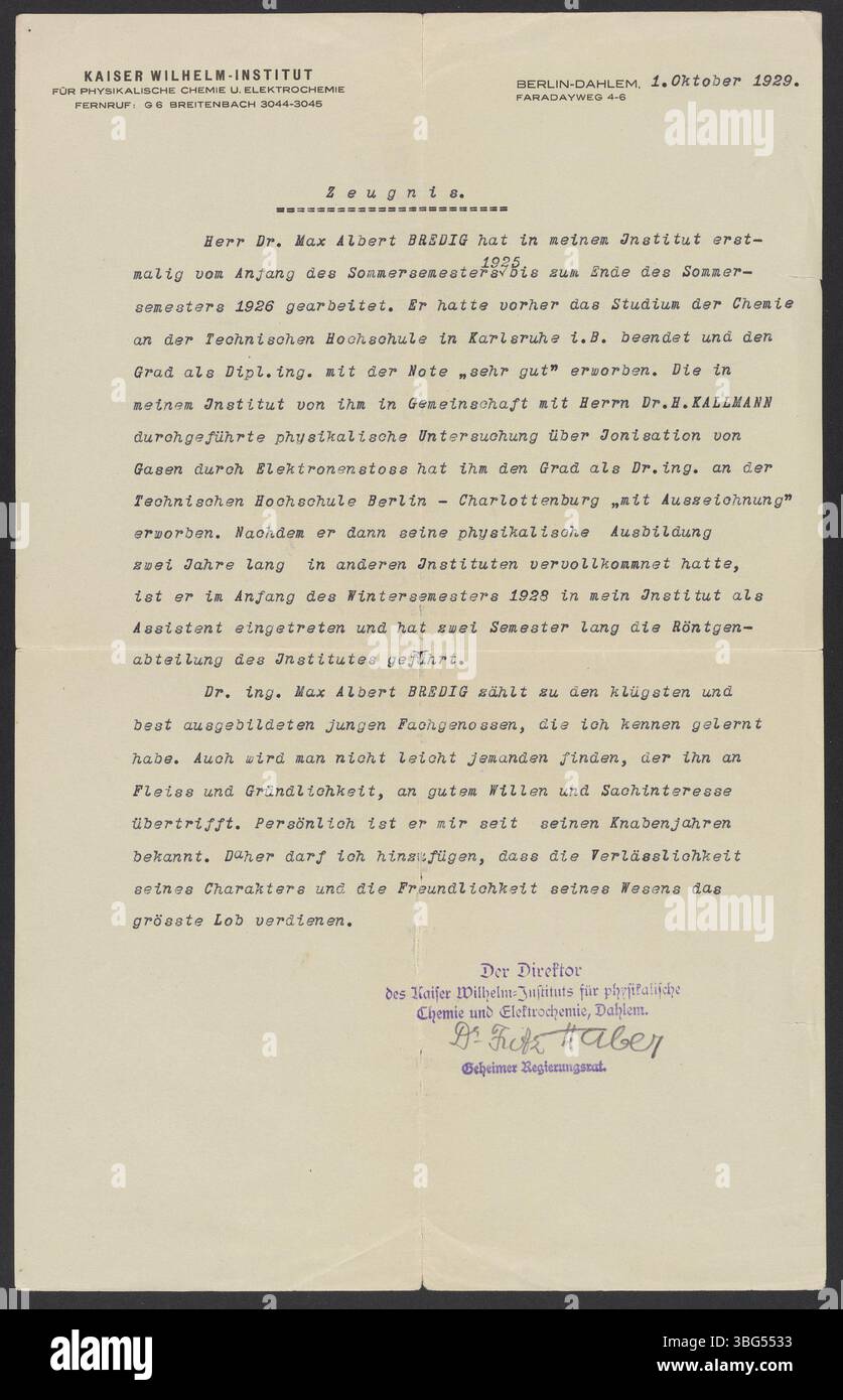 Dieser Brief vom 1. Oktober 1929 wurde von Fritz Haber verfasst, einem deutschen Chemiker, der für seine Arbeit in der chemischen Kriegsführung und die Entwicklung des Haber-Verfahrens zur Ammoniaksynthese bekannt ist. Die Korrespondenz bietet Einblicke in Habers wissenschaftliche Bemühungen während einer kritischen Periode der Geschichte. Stockfoto